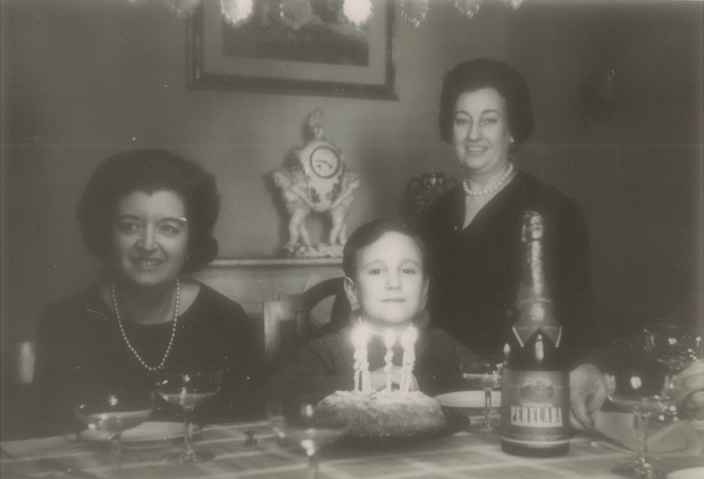 família