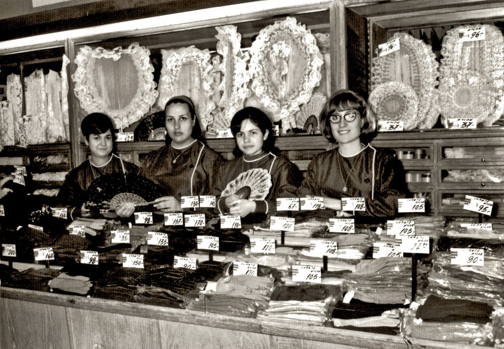 Isabel Botella, Montserrat Bastu , Maria Elba, y Teresa Giñan en la seccion de guantes el Siglo 007.jpg