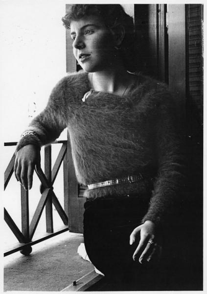Rita Eixarch, a la finestra, 1933. (Cedida per Carlos Martorell Eixarch)
