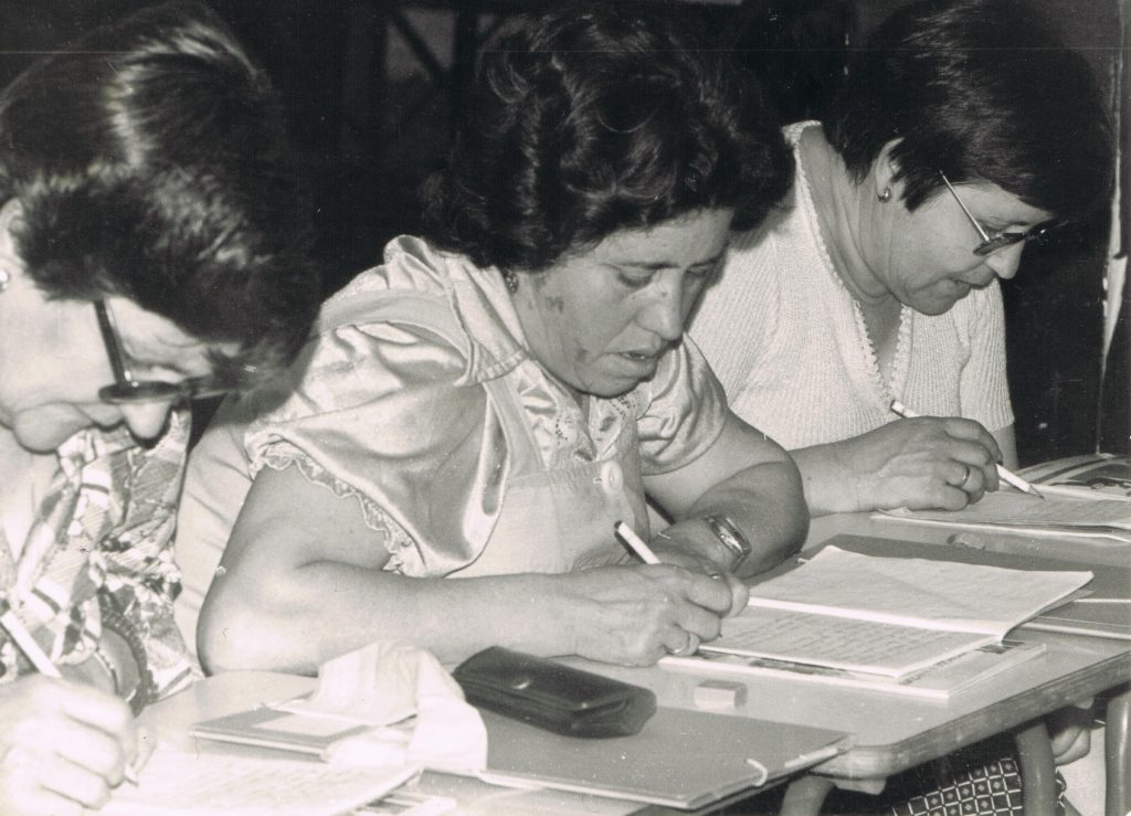 Alumnes d'una escola per a persones adultes, 1976. Ca la Dona.