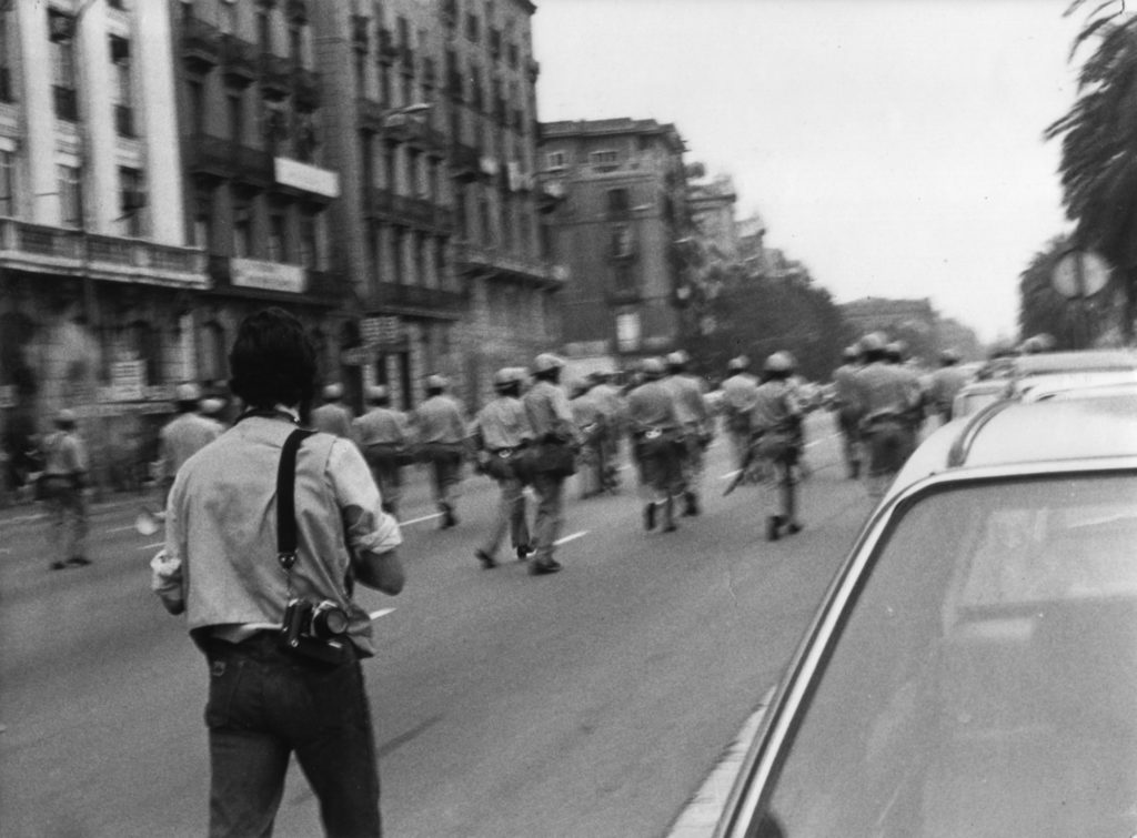 El fotoperiodista Albert Ramis treballant. Vicky Letosa, 198?