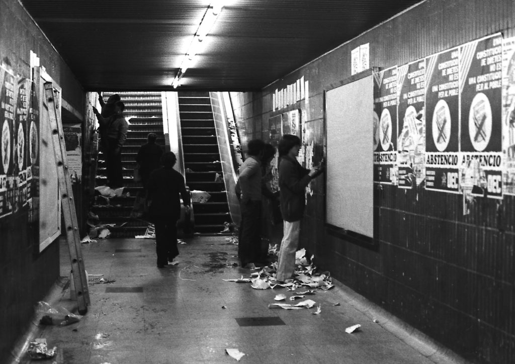 Aturats netejant les parets de metro. Albert Ramis, 1978