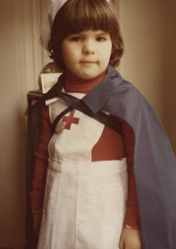 Marta Camús disfressada d'infermera el dia de Reis. Juan Camús, 197?