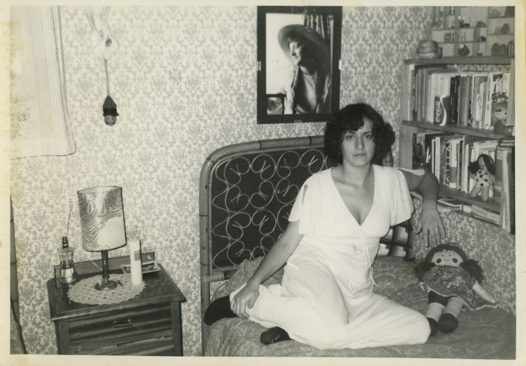 Retrat de Glòria Belles a la seva cambra. Autor desconegut, 1975