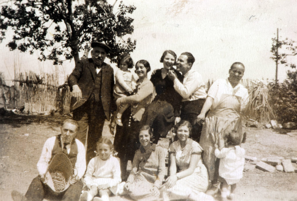La família Soler d'excursió al Vallès Família Soler Isanda Anys 30 Cedida per M. Antònia Soler Isanda