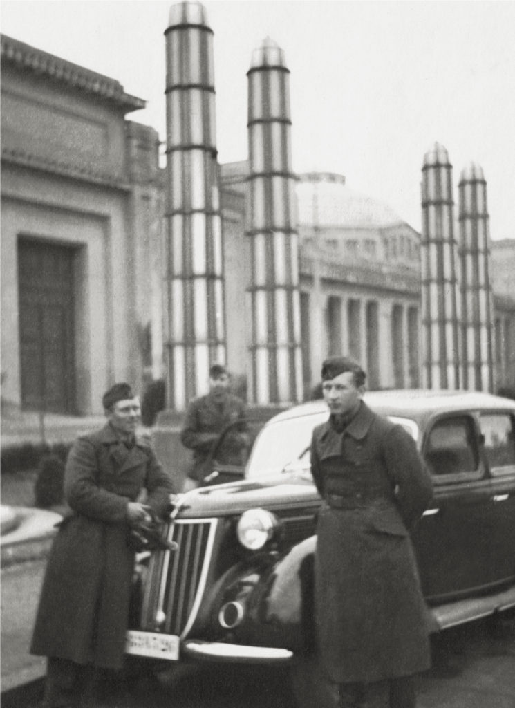 Militars a la Av.Reina Maria Cristina, anys 30. Cedida per Núria F. Rius