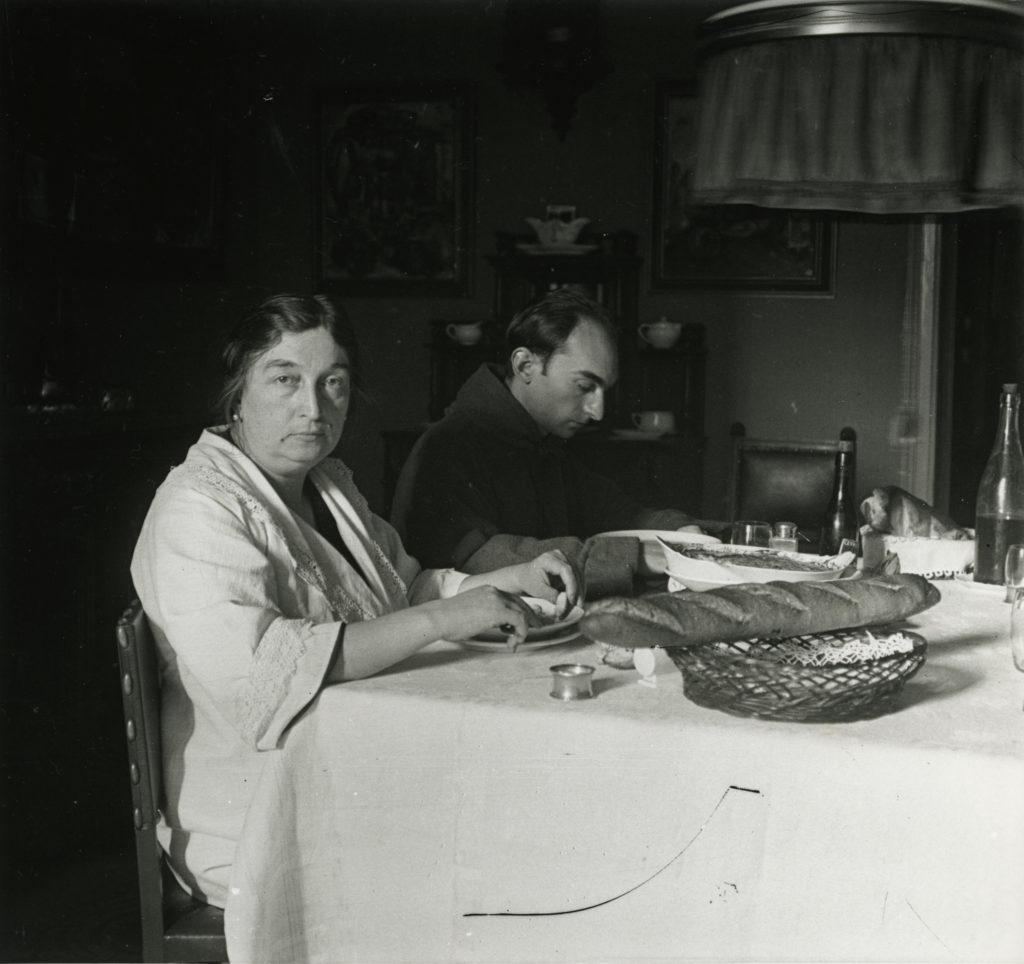 Frederic Mompou amb la seva mare, c. 1910. (Cedida per Fundació Frederic Mompou)