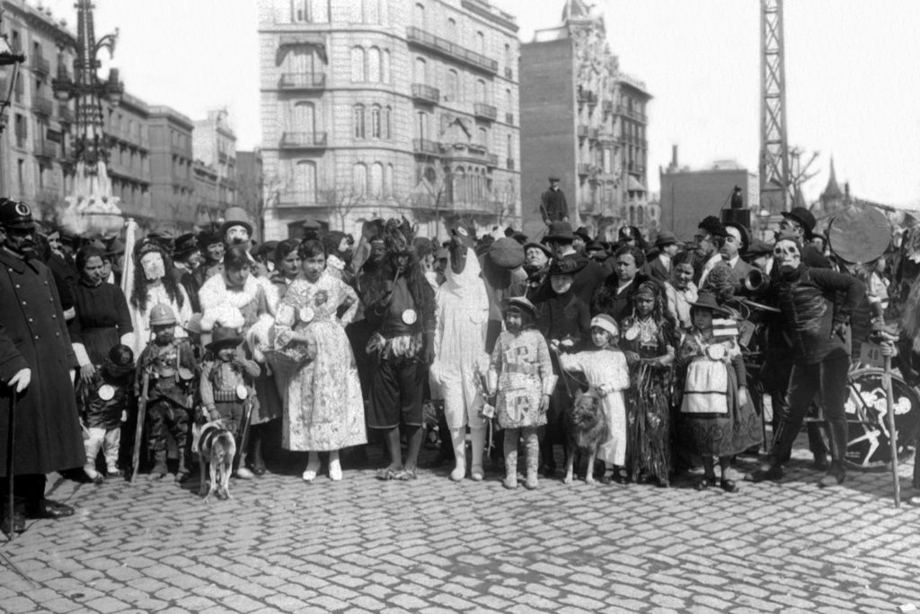 Grup de gent disfressada esperant el veredicte del jurat (AFB)