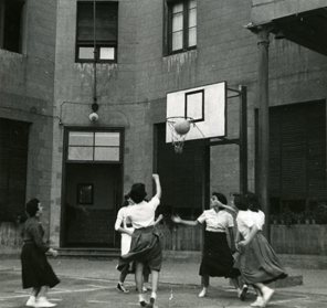Bàsquet a l'escola, c.1955. Cedida per Col·legi Sagrat Cor-Diputació