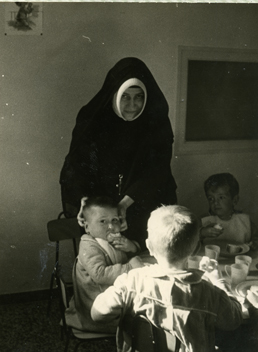 Amb infants, 1963. Cedida per Col·legi Sagrat Cor-Diputació