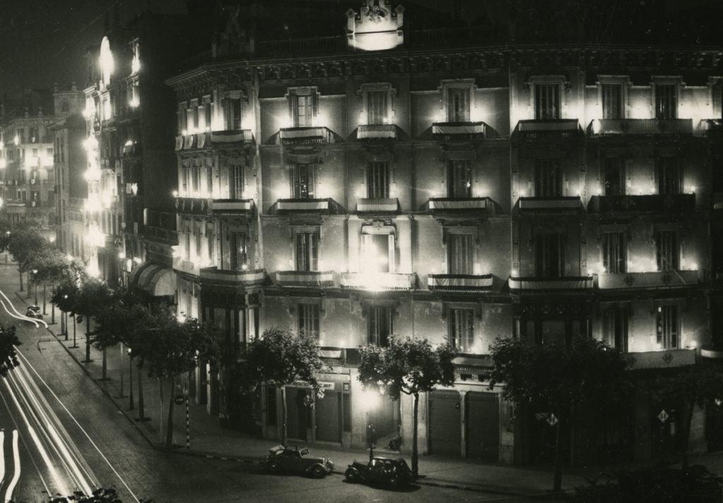 Edifici guarnit en motiu del Congrés Eucarístic Internacional del 1952. (Cedida per Maria Dolors Vilaseca)