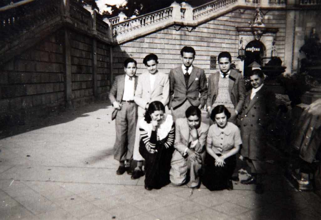 Colla d'estudiants universitaris de Medecina al Parc de la Ciutadella. Ramon Vilà Gimeno, anys 30. (Cedida per Esther Vilà)