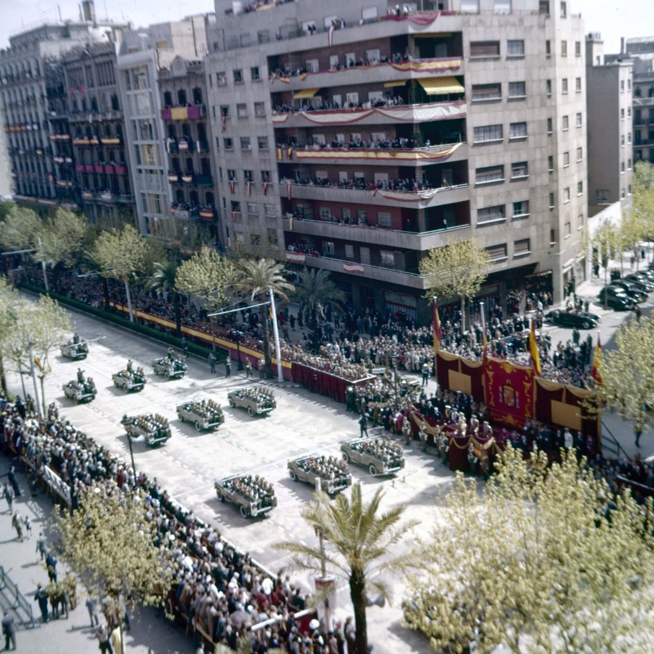 Desfilada militar de l'exèrcit franquista, presidida pel dictador Francisco Franco, 8 de maig de 1960. Cessió de Francesc Deu.