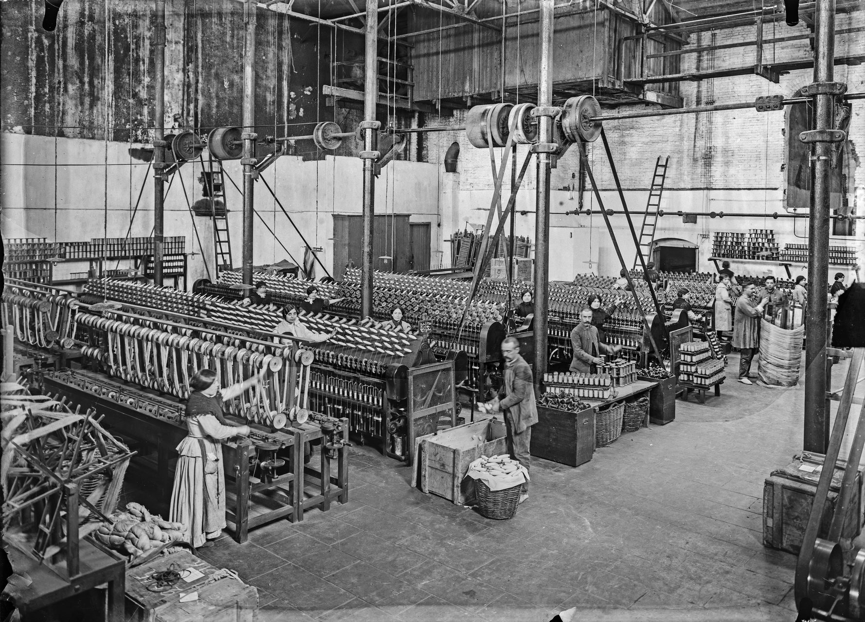 'Gent treballant a l’interior de la fàbrica tèxtil Saladrigas Freixa'. Barcelona, ca. 1913. Fons Roisin / IEFC