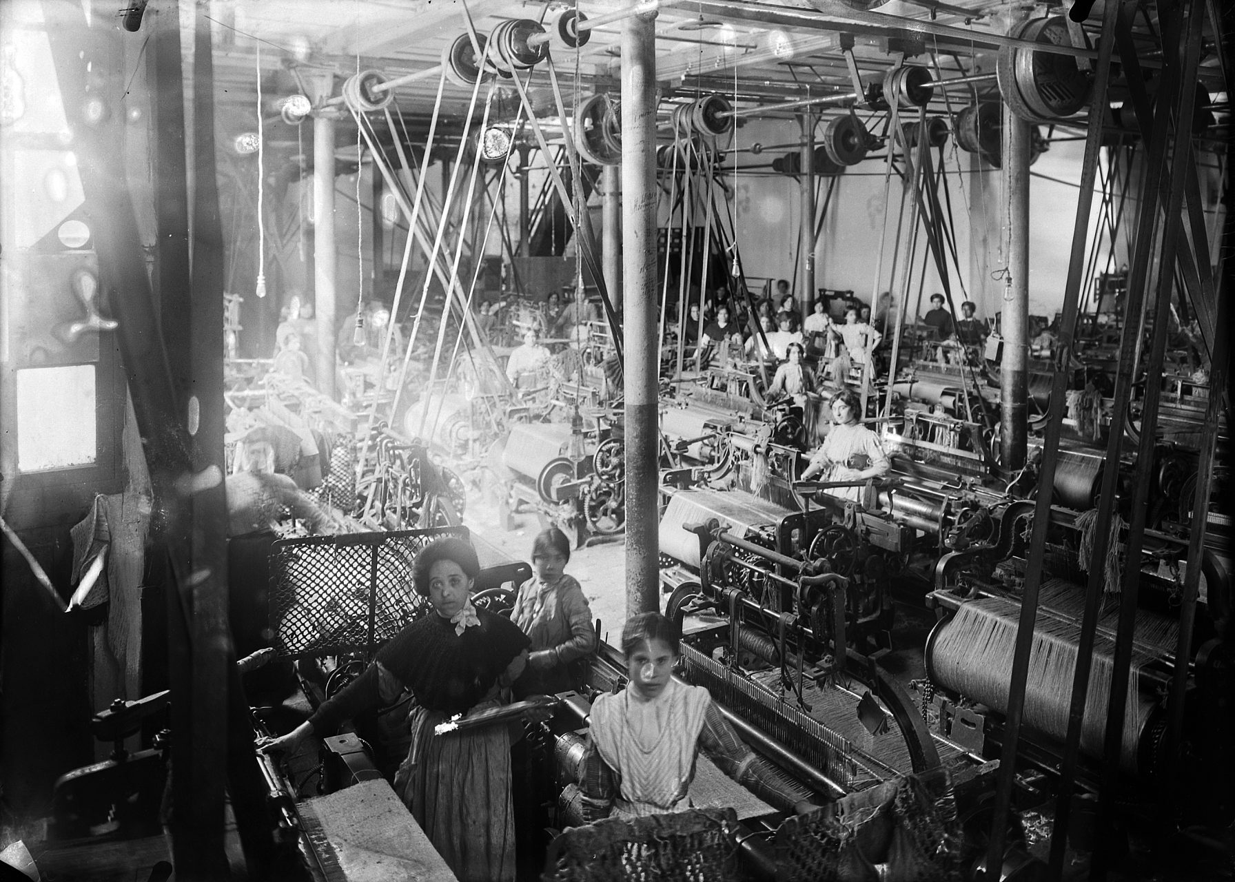 'Dones treballant a l'interior de la fàbrica tèxtil Saladrigas Freixa'. Barcelona, ca, 1913. Fons Roisin / IEFC