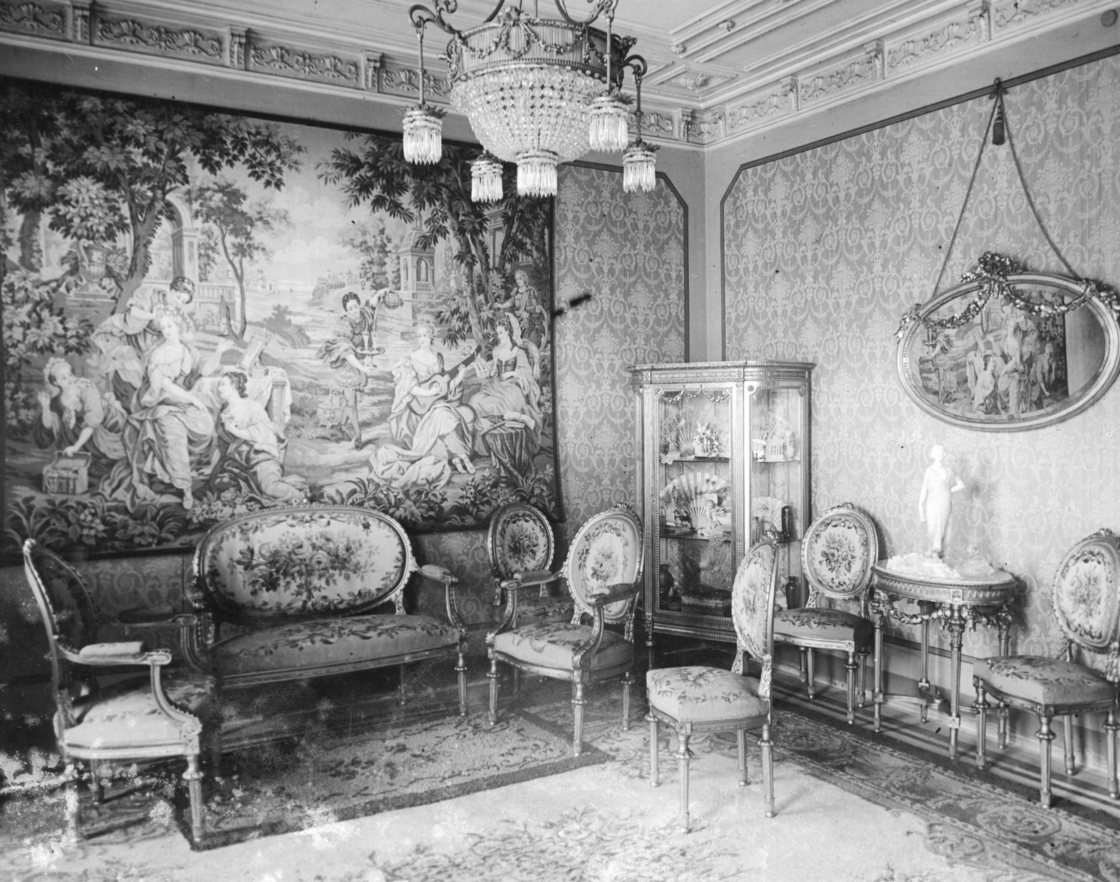 'Salón Dorado Luis XVI', 1919. Cortesia: Carme Solé. Finestres de la memòria