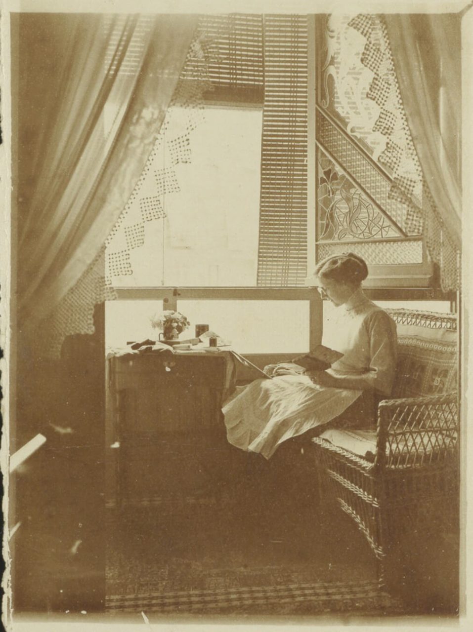 L'Hélène dibuixant, c. 1913. Cedida per Burgerbibliothek Bern.